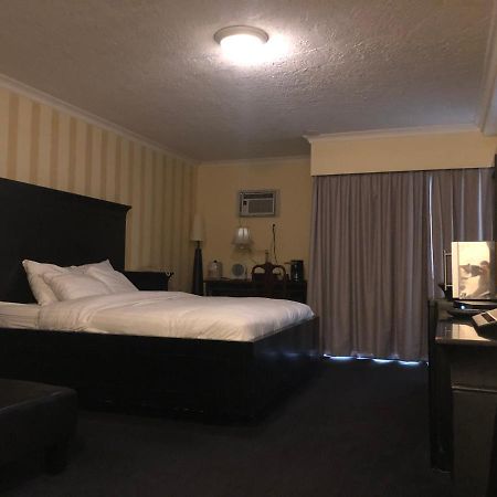 Island Travel Inn Виктория Екстериор снимка